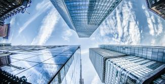 Blick vom Boden in den Himmel mit Wolkenkratzer als Symbolbild fuer das Training: Nutanix Enterprise Cloud Administration (ECA) v7.5